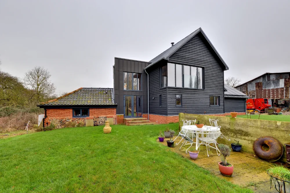 Photo of a new Suffolk farmhouse by Whitworth